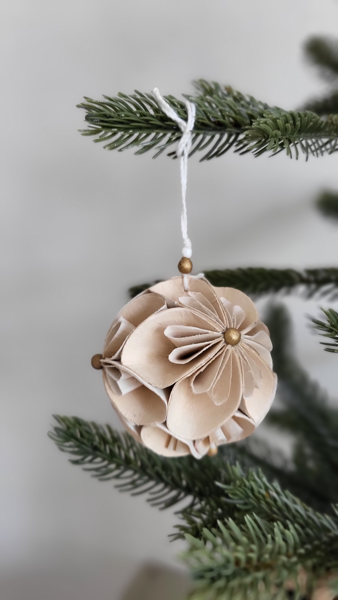 Papieren bloemballen