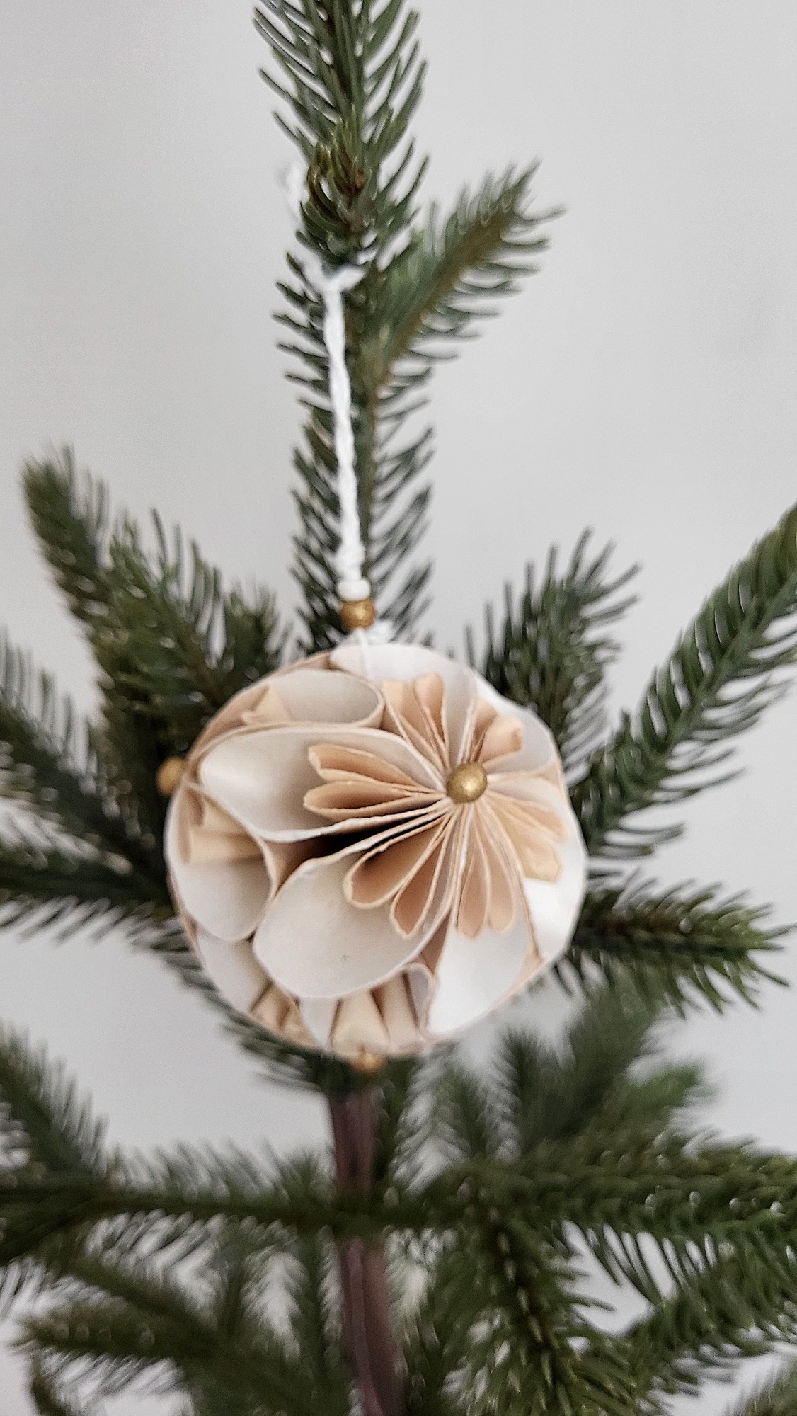 Papieren bloemballen