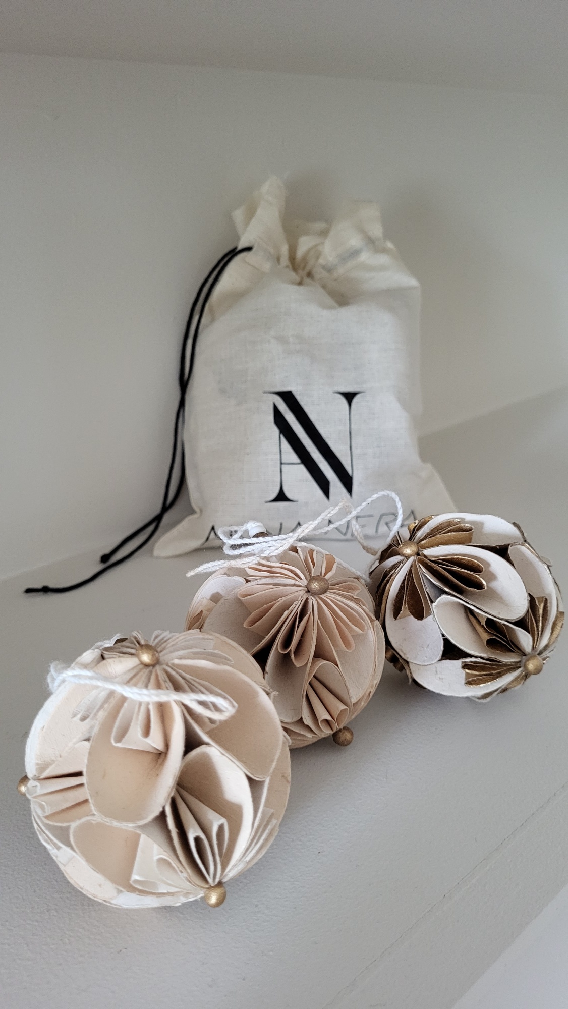 Papieren bloemballen