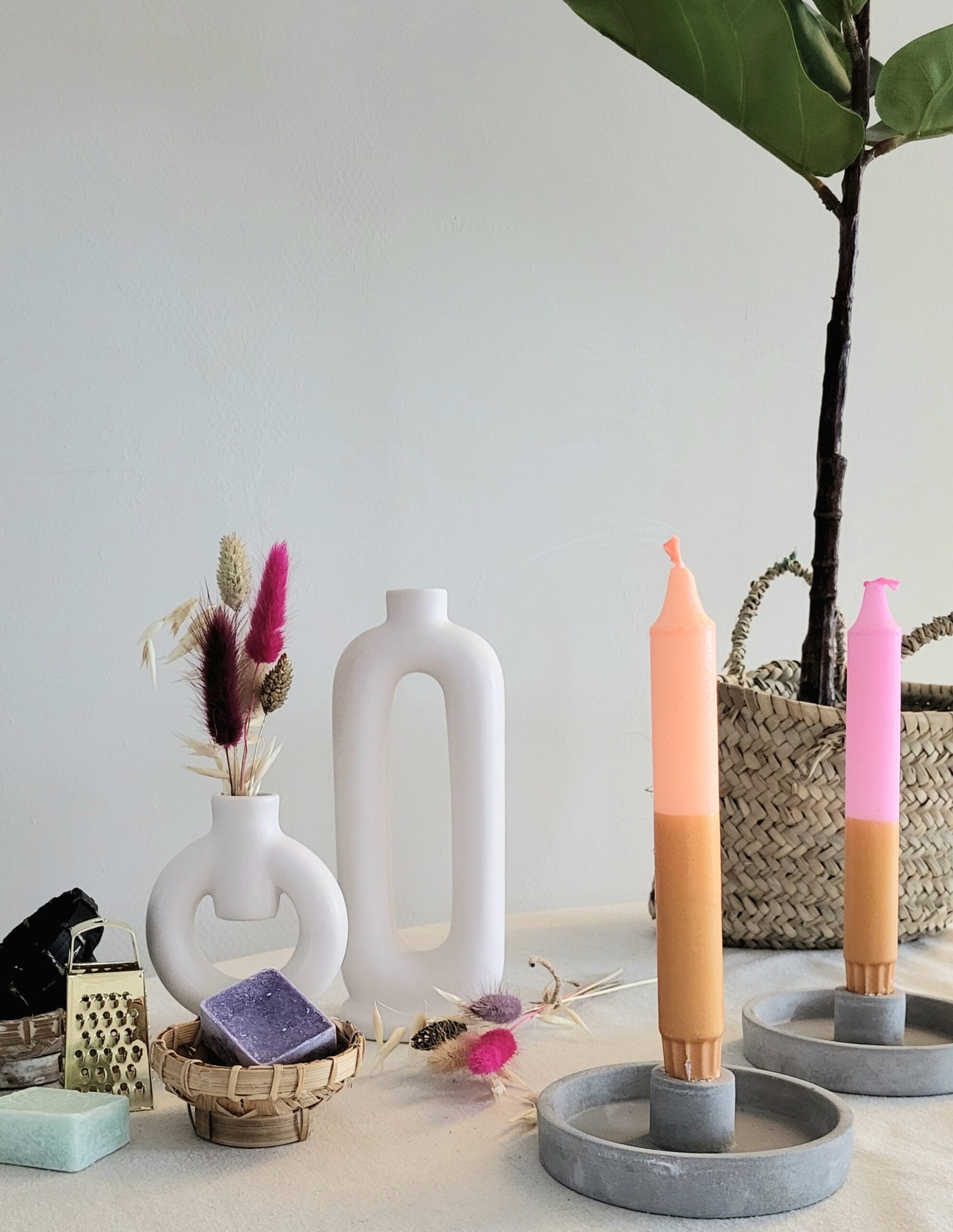 Betonnen kandelaar met kaars