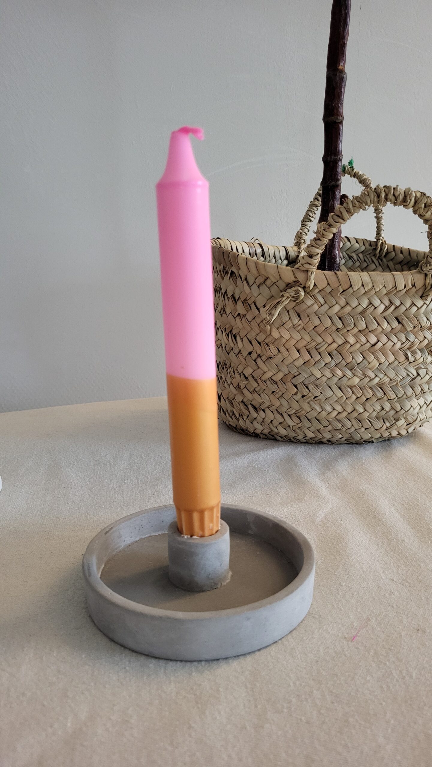 Betonnen kandelaar met kaars