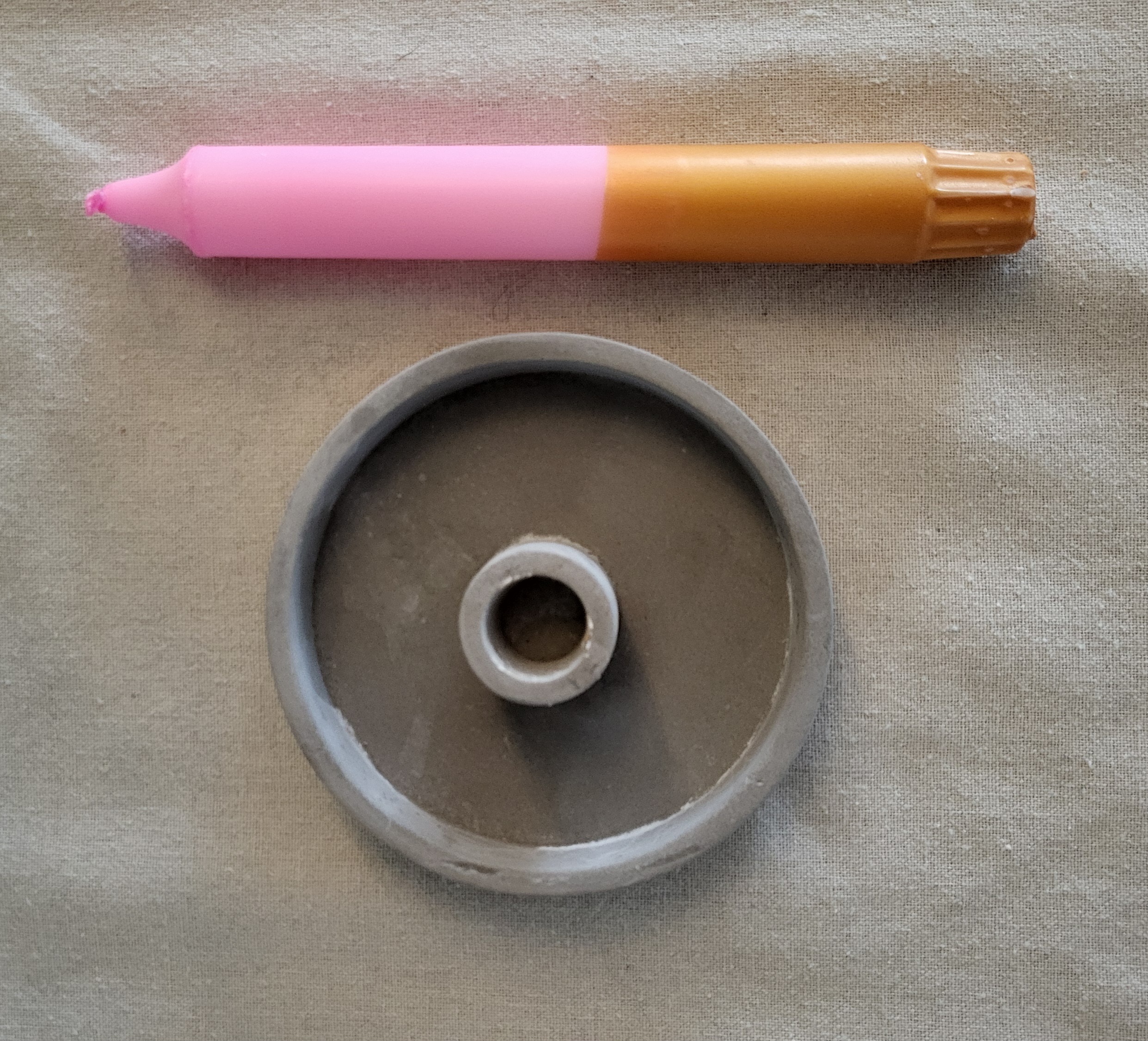 Betonnen kandelaar met kaars