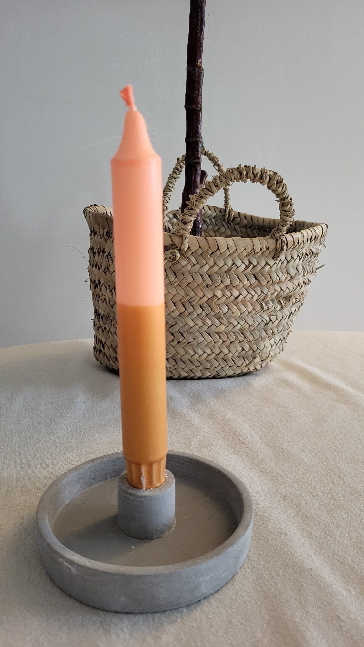 Betonnen kandelaar met kaars