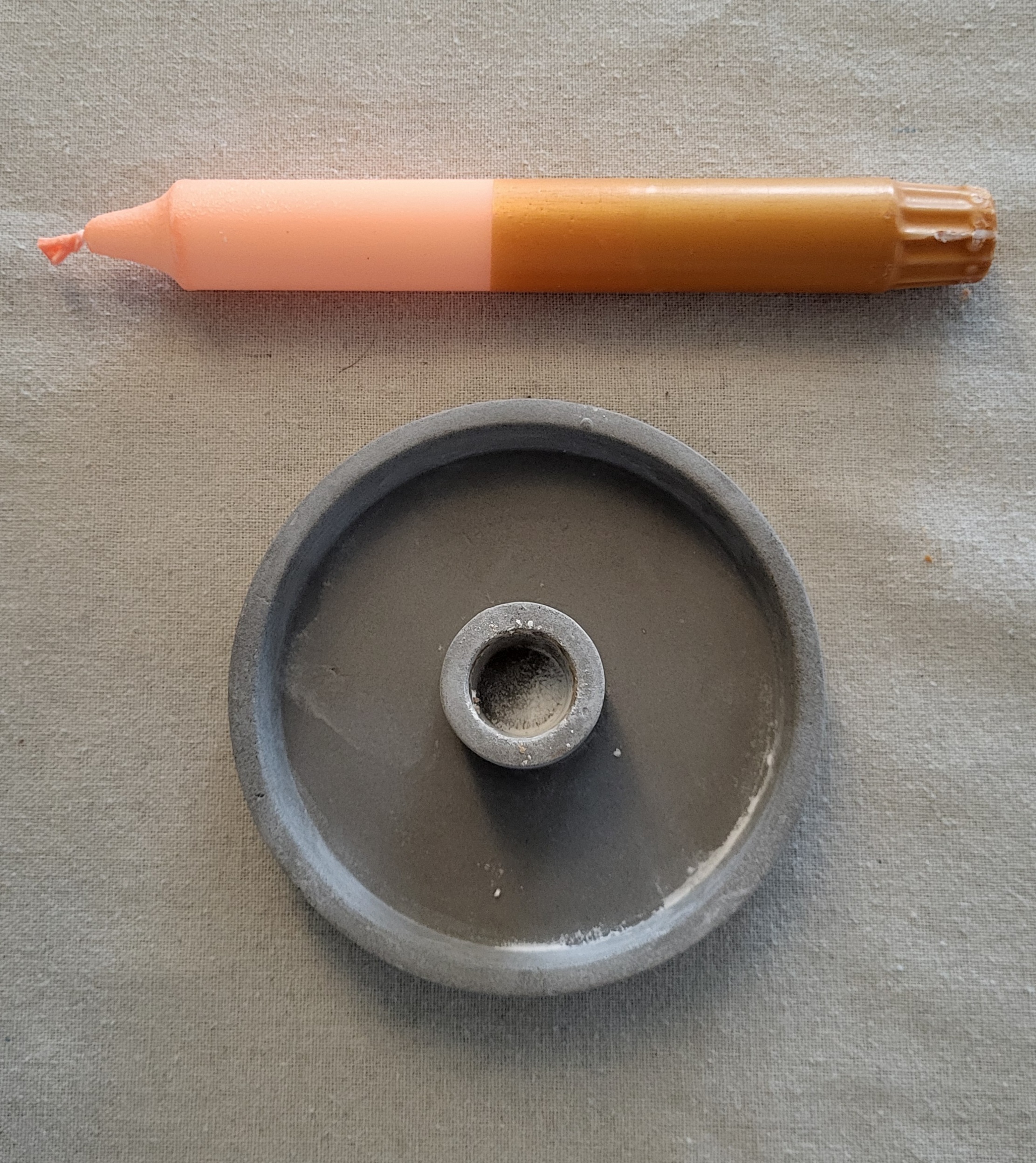 Betonnen kandelaar met kaars