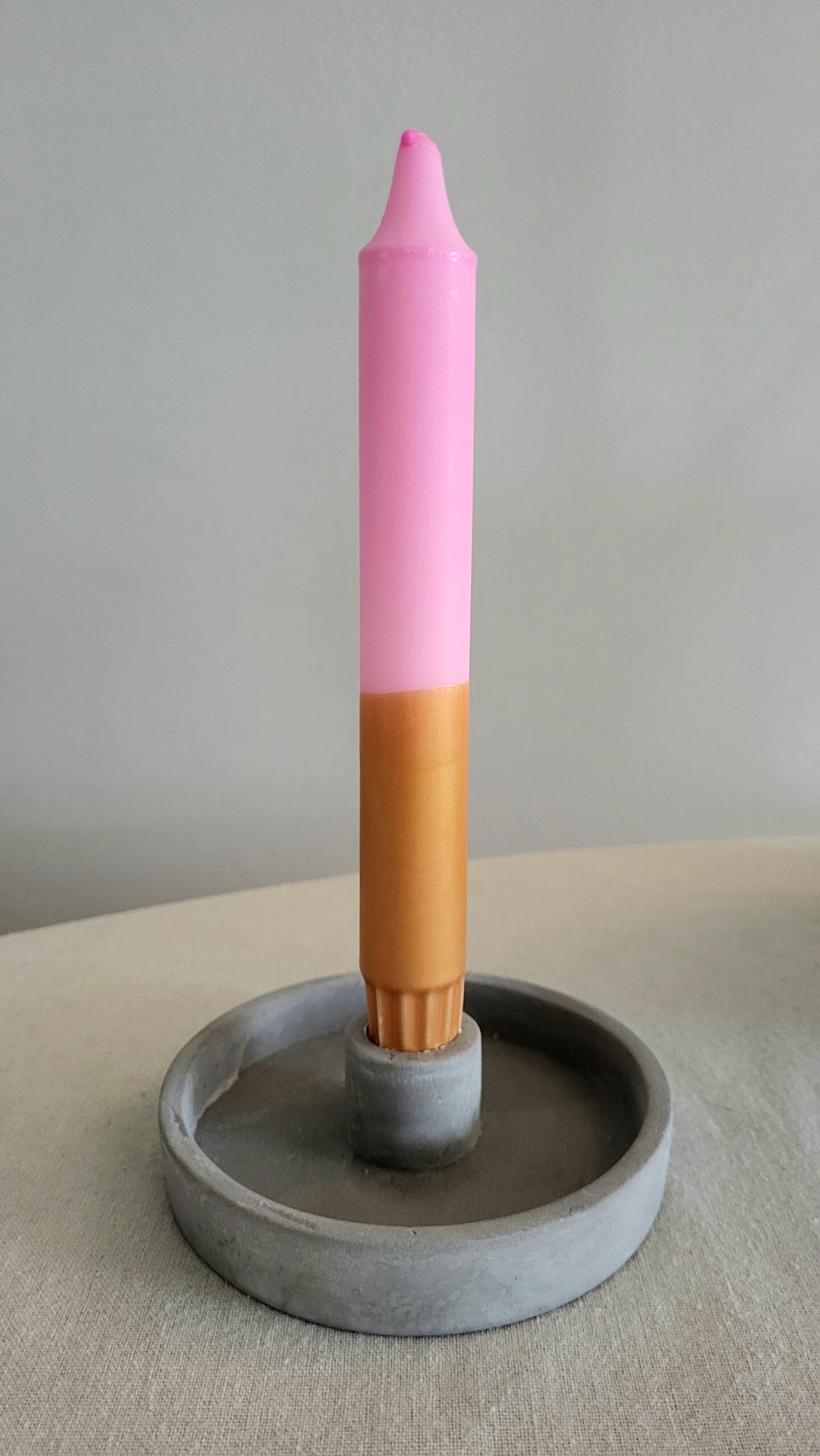 Betonnen kandelaar met kaars
