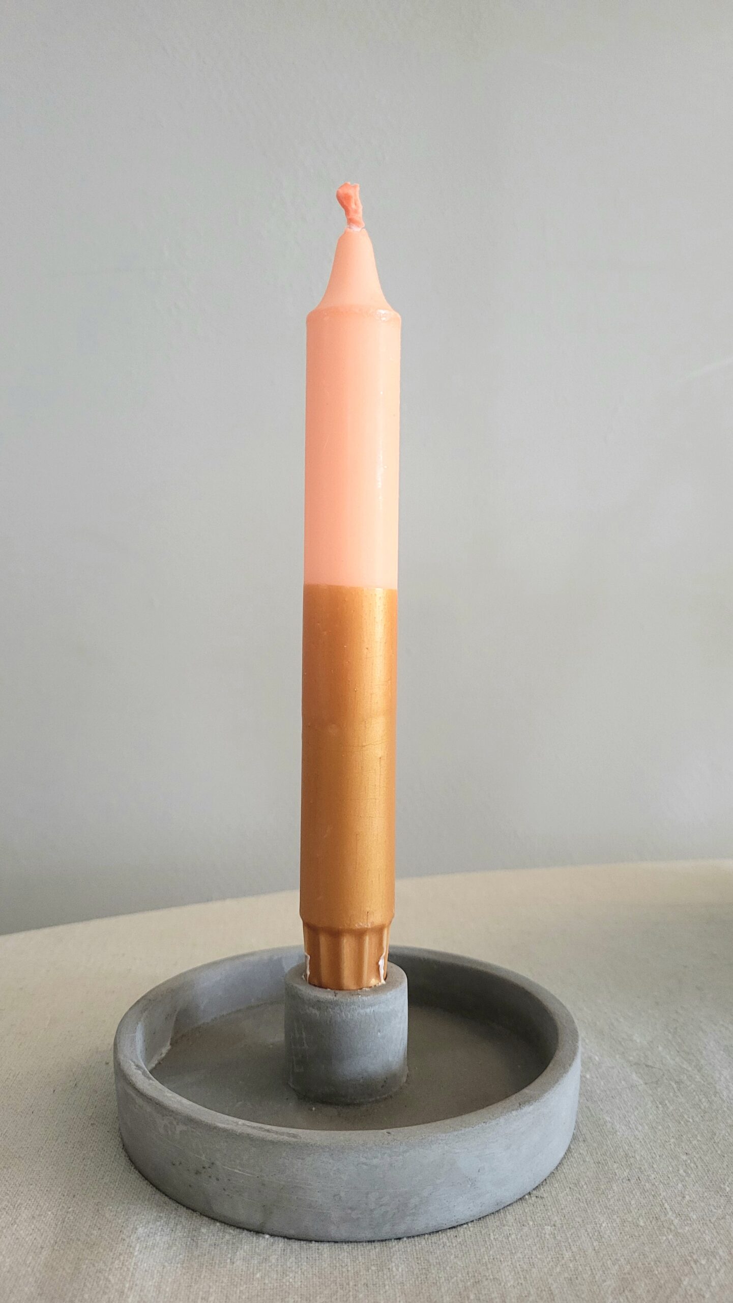 Betonnen kandelaar met kaars