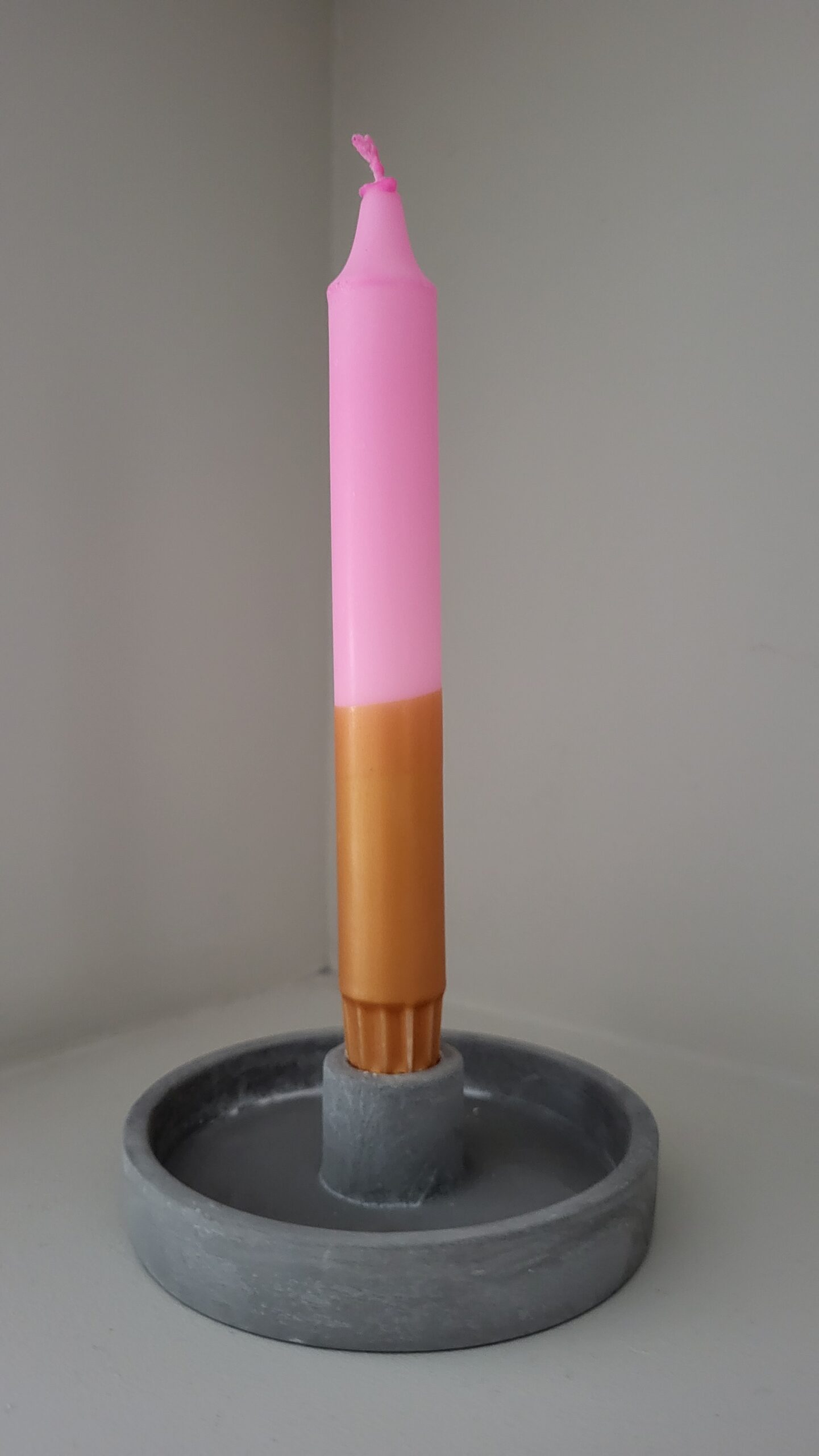 Betonnen kandelaar met kaars