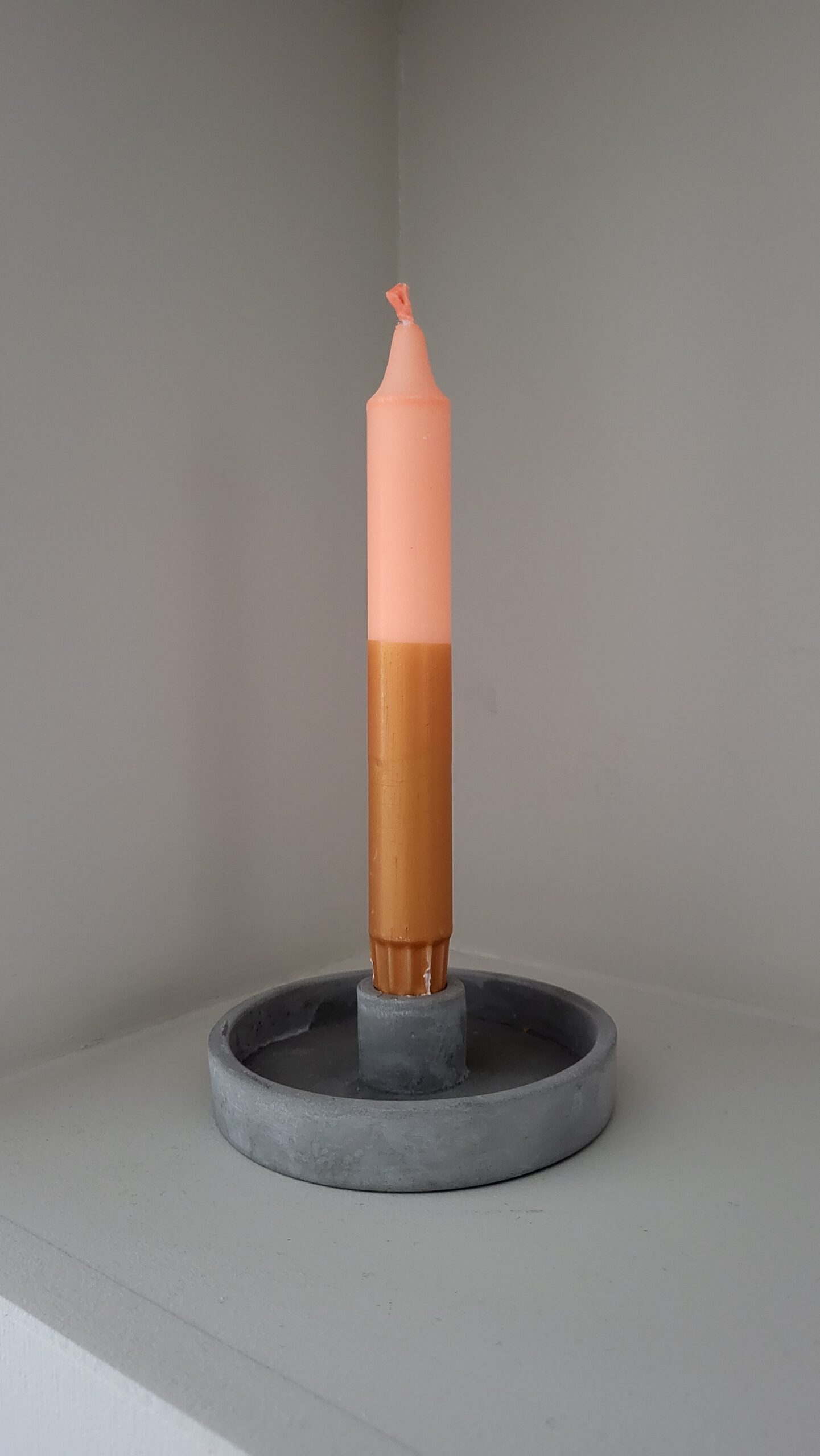 Betonnen kandelaar met kaars
