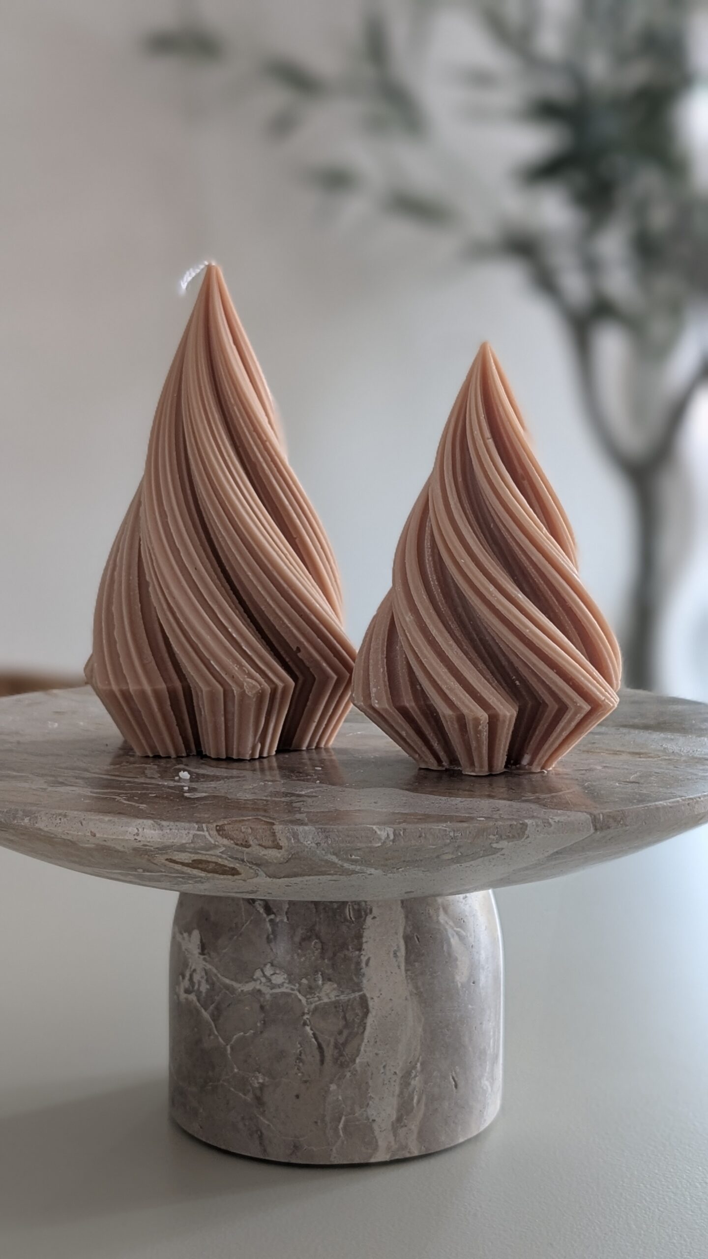 Swirl kerstboom kaars beige S