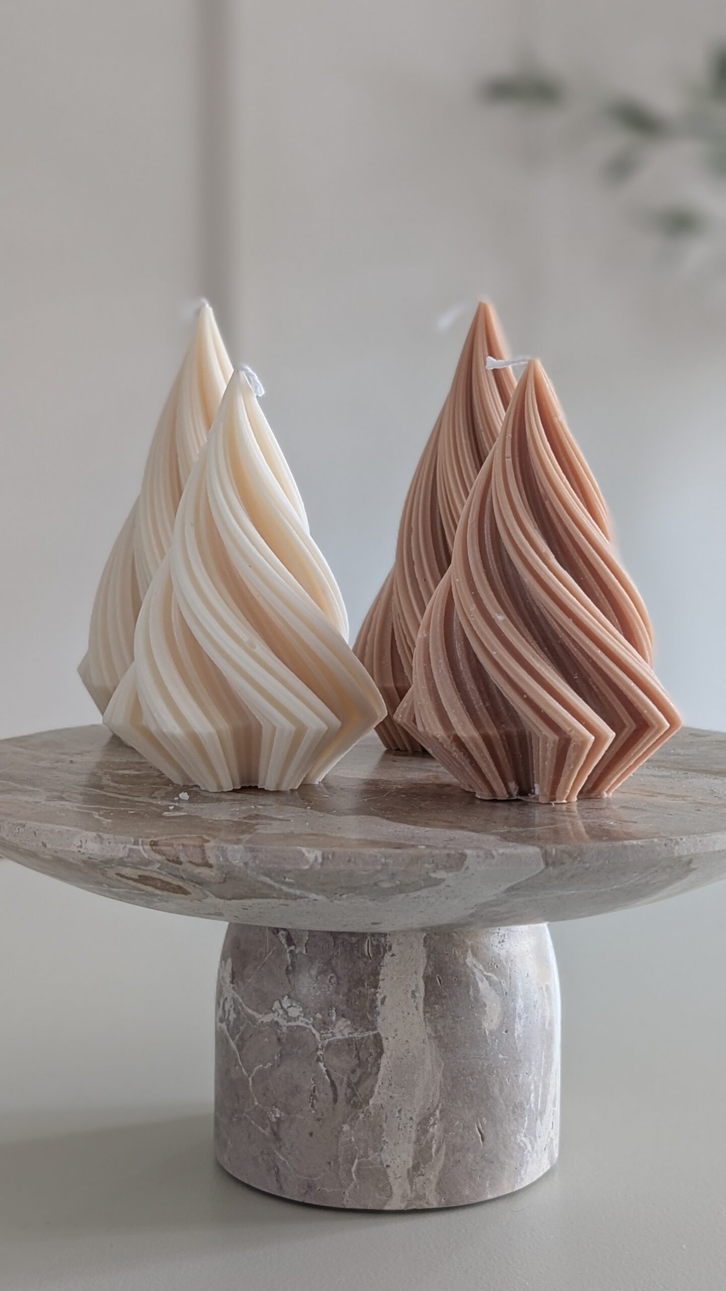 Swirl kerstboom kaars beige S